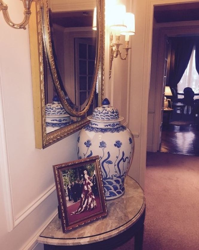 Cận cảnh phòng khách sạn sang chảnh đầy ắp hình ảnh chính mình của Phạm Băng Băng tại Cannes